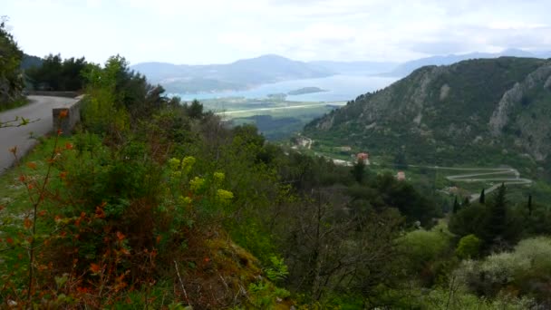 Utsikt över berget Lovcen Tivat. Tivat Flygplats. Lustica Penins — Stockvideo