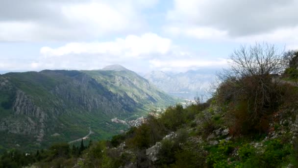 Bahía de Kotor desde las alturas. Vista desde el Monte Lovcen hasta la bahía — Vídeo de stock