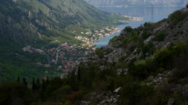 A Kotori-öbölben a magasból. Mount Lovcen kilátás az öbölre — Stock videók