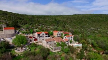 Elit otel Karadağ dağlarında. Antik taş Schüco