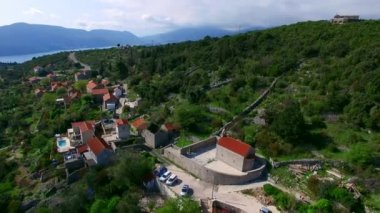 Elit otel Karadağ dağlarında. Antik taş Schüco