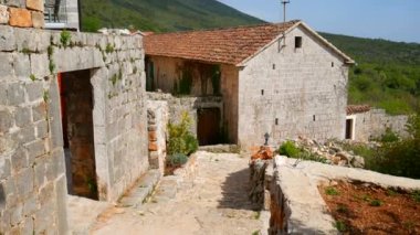 Eski bir taş otel. Otel alanı yakın çekim.