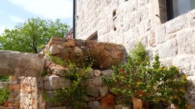 Eski bir taş otel. Otel alanı yakın çekim.