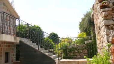 Dövme metal ürünler. Güneşlik kapılar, kapı için