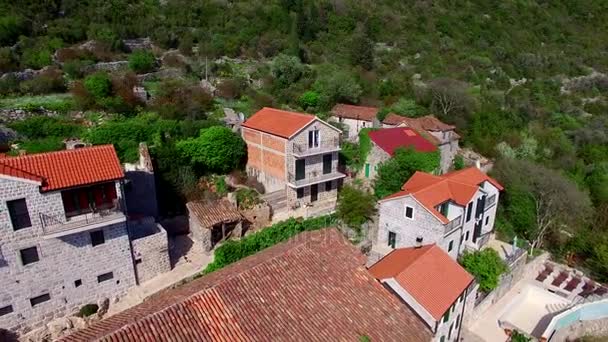 Элитный отель в горах Черногории. Древний каменный строитель — стоковое видео