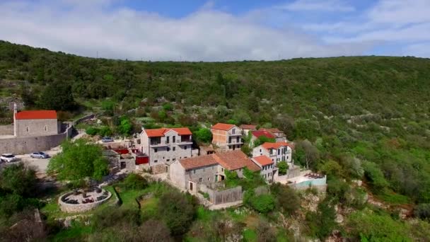 Elite hotel a hegyekben, Montenegró. Ősi kő buildi — Stock videók