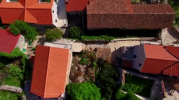 Элитный отель в горах Черногории. Древний каменный строитель — стоковое видео