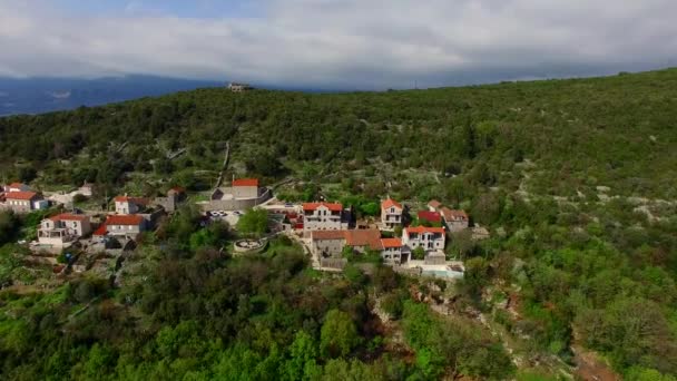 Elite-Hotel in den Bergen Montenegros. Uralte Steinbauten — Stockvideo