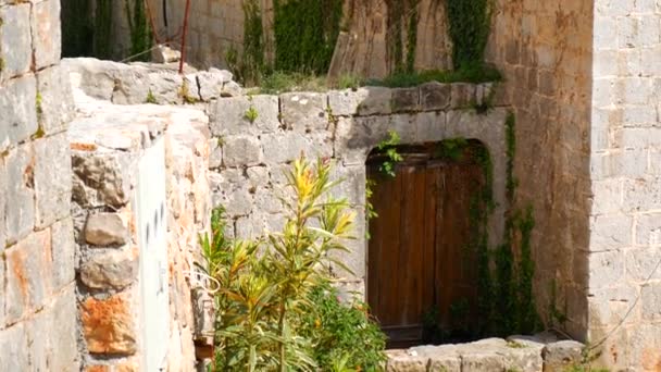 Un viejo hotel de piedra. El primer plano de la zona del hotel . — Vídeo de stock