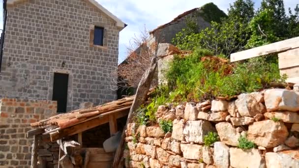 Un viejo hotel de piedra. El primer plano de la zona del hotel . — Vídeos de Stock