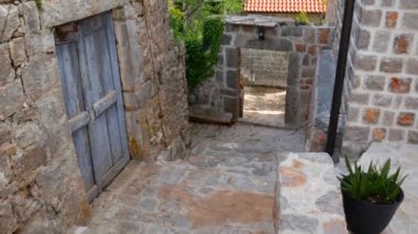 Eski bir taş otel. Otel alanı yakın çekim.