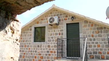 Eski bir taş otel. Otel alanı yakın çekim.