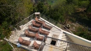 Ahşap şezlonglar, koyu renk ahşap boş yüzme havuzunda