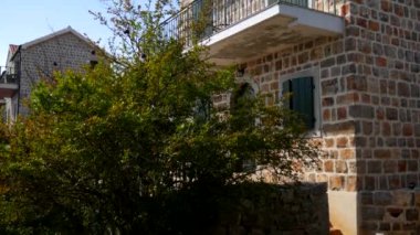 Elit otel Karadağ dağlarında. Antik taş Schüco