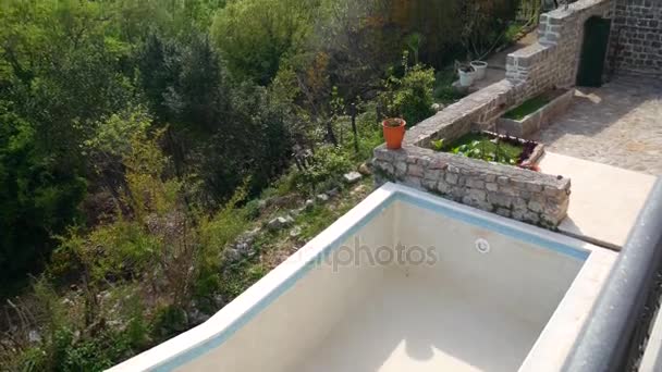 Elite hotel in de bergen van Montenegro. Oude stenen buildi — Stockvideo