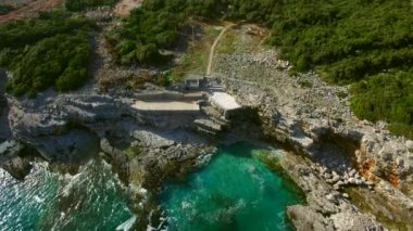 Karadağ'daki deniz buzlu. Kayalık sahil. Vahşi plaj. Dangero