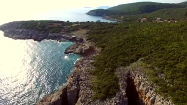 Karadağ'daki deniz buzlu. Kayalık sahil. Vahşi plaj. Dangero