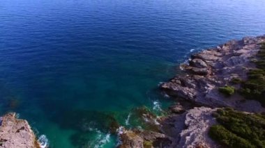 Karadağ'daki deniz buzlu. Kayalık sahil. Vahşi plaj. Dangero