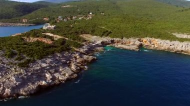Karadağ'daki deniz buzlu. Kayalık sahil. Vahşi plaj. Dangero