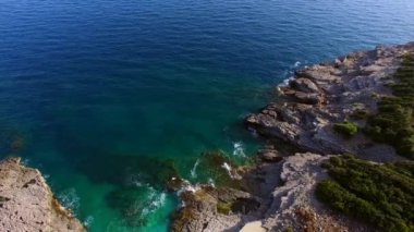 Karadağ'daki deniz buzlu. Kayalık sahil. Vahşi plaj. Dangero