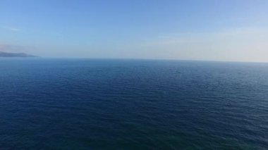 Su doku. Karadağ yakınından Adriyatik Denizi. Șeffaf mavi