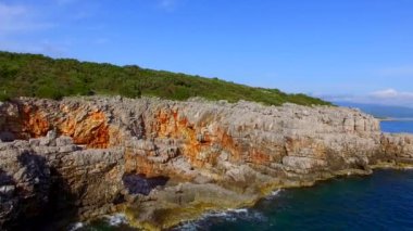 Karadağ'daki deniz buzlu. Kayalık sahil. Vahşi plaj. Dangero