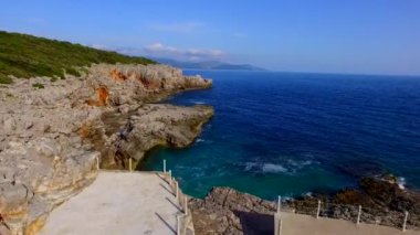 Karadağ'daki deniz buzlu. Kayalık sahil. Vahşi plaj. Dangero