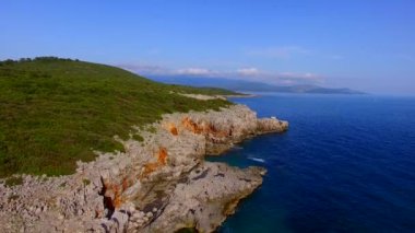 Karadağ'daki deniz buzlu. Kayalık sahil. Vahşi plaj. Dangero