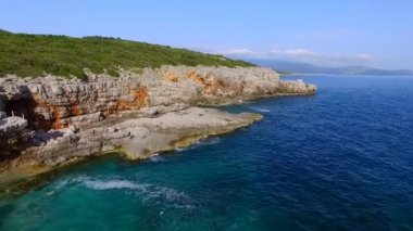 Karadağ'daki deniz buzlu. Kayalık sahil. Vahşi plaj. Dangero