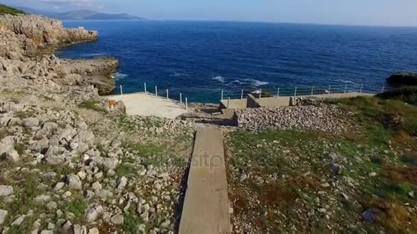 Rochers sur la mer au Monténégro. Côte rocheuse. Plage sauvage. Dangero — Video