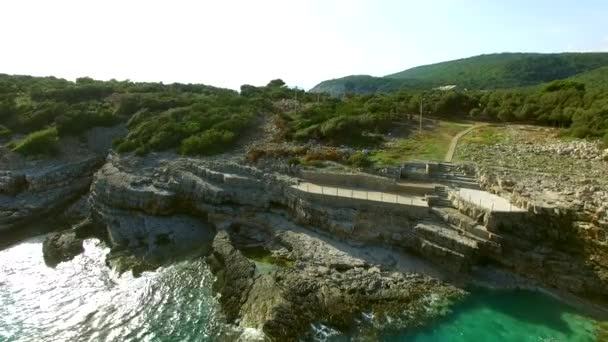 Felsen am Meer in Montenegro. felsige Küste. Wilder Strand. Gefährlich — Stockvideo