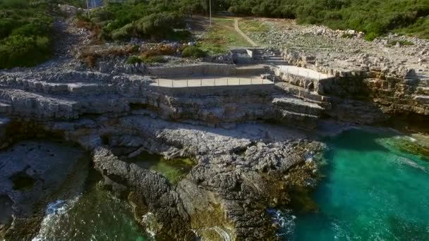 Rocas en el mar en Montenegro. Costa rocosa. Playa salvaje. Dangero — Vídeo de stock