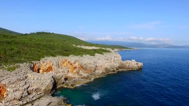 Rocas en el mar en Montenegro. Costa rocosa. Playa salvaje. Dangero — Vídeos de Stock
