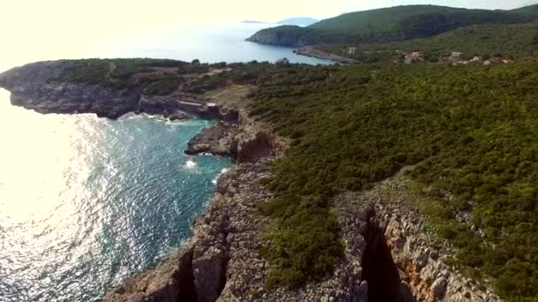 モンテネグロの海の岩。岩石の多い海岸。野生のビーチ。Dangero — ストック動画