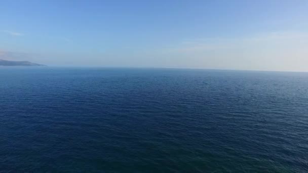 Textura de agua. Mar Adriático cerca de Montenegro. Azul transparente — Vídeo de stock