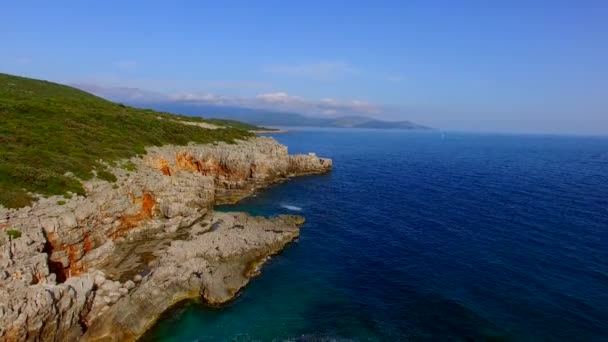 Rotsen aan de zee in Montenegro. Rotsachtige kust. Wild strand. Dangero — Stockvideo