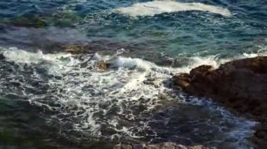 Karadağ'daki deniz buzlu. Kayalık sahil. Vahşi plaj. Dangero