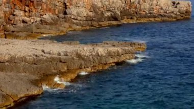 Karadağ'daki deniz buzlu. Kayalık sahil. Vahşi plaj. Dangero