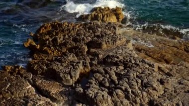 Karadağ'daki deniz buzlu. Kayalık sahil. Vahşi plaj. Dangero