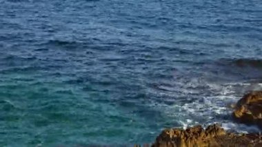 Karadağ'daki deniz buzlu. Kayalık sahil. Vahşi plaj. Dangero