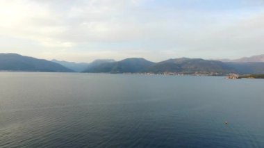 Kotor Koyu'ndaki Karadağ. Dağlar ve kanyonlar, deniz.