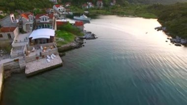 Balıkçı köyü Lushtitsa, yarımadasının sahilde içinde