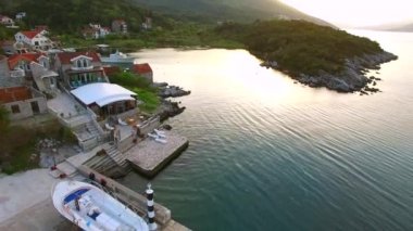 Balıkçı köyü Lushtitsa, yarımadasının sahilde içinde