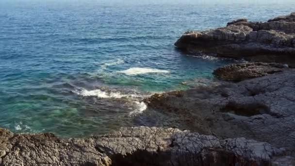 Rotsen aan de zee in Montenegro. Rotsachtige kust. Wild strand. Dangero — Stockvideo