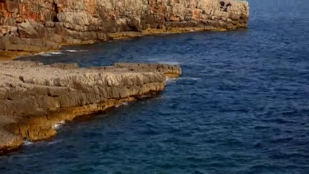 Rocas en el mar en Montenegro. Costa rocosa. Playa salvaje. Dangero — Vídeo de stock