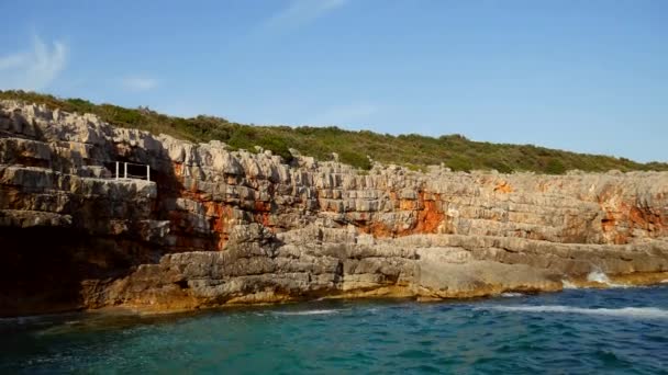 Rotsen aan de zee in Montenegro. Rotsachtige kust. Wild strand. Dangero — Stockvideo