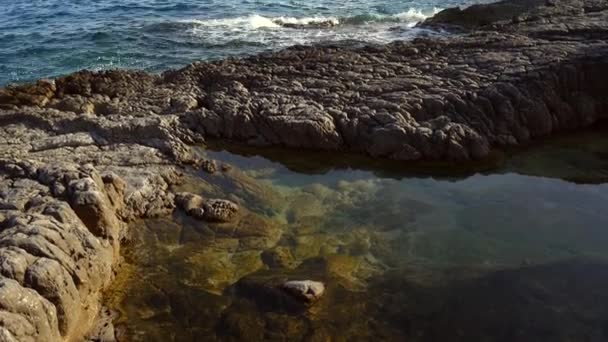 Karadağ'daki deniz buzlu. Kayalık sahil. Vahşi plaj. Dangero — Stok video