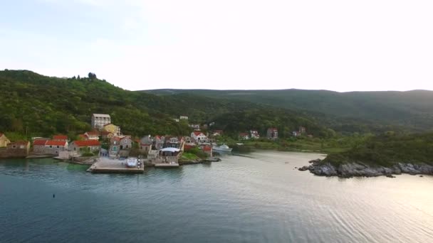 Dorp aan de oever van het schiereiland Lushtitsa, vissen in de — Stockvideo