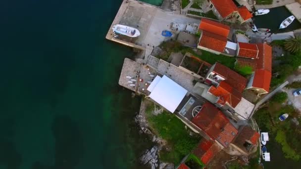 Balıkçı köyü Lushtitsa, yarımadasının sahilde içinde — Stok video