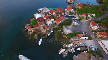 Balıkçı köyü Lushtitsa, yarımadasının sahilde içinde